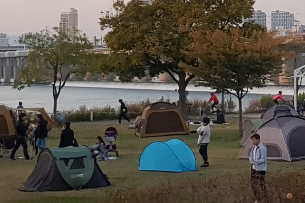 서울 잠실역 인근의 한강공원. 모처럼 가족들이 텐트를 치고 이 가을의 하루를 보냈다. 저기 한강을 보니 문득 워싱턴DC의 포토맥 강이 생각난다. 거기엔 오붓한 산책로는 있지만 이처럼 여유로운 공간은 아니었다. 참으로 오랜만에 보는 여유로운 서울의 모습니다.