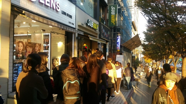 경기가 좀처럼 살아나지 않고 있다. 사정이 이러니 소비자나 자영업자나 모두 어려움을 겪고 있다. 어느 샌드위치 가게가 잘 되는줄 알고 알아보니 '원플러스원' 행사를 해서 사람이 몰렸다고 한다. 안타까운 장면이다.