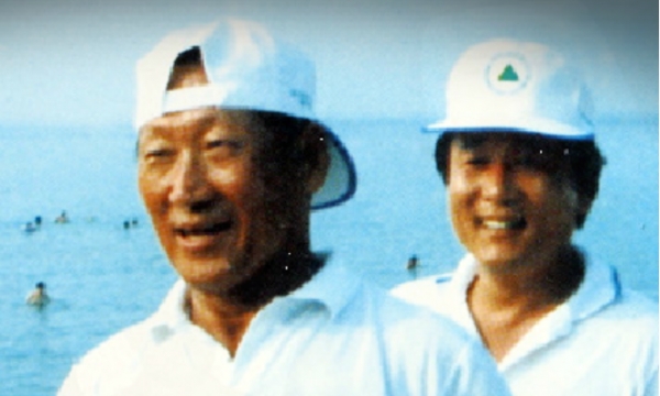 정주영(왼쪽) 현대 창업회장은 일에 승부를 걸었지 격을 따지거나 형식을 좋아하지 않았다. 80년대 초반 임직원들과 해수욕장에서 수련회를 가질때의 모습니다. 말단직원과 모래사장에서 씨름을 하고 흥에 겨우면 그의 십팔번인 '이거야 정말'이 터져 나왔다.