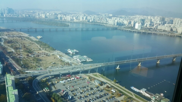 서울 여의도 63빌딩에서 바라본 한강의 모습. 나흘전 이곳은 미세먼지의 비중도 낮았지만 오늘은 안개처럼 끼었다고 한다. 사실 그날도 그렇게 맑은 날은 아니었다.