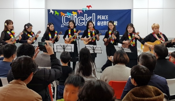 '클릭! 평화'라는 주제의 한베평화재단 2018 송년 후원의 밤이 5일 열렸다. 이날 정지용 감독등 유명인사들이 소장품을 내놔 입찰이 진행됐고 여기서 얻어진 수익금은 베트남전쟁때 한국군에 의해 억울하게 희생된 베트남인들을 돕는데 쓰일 예정이라고 한다. 다채로운 공연도 펼쳐져 참여자들의 호응을 얻었다.베트남 평화만들기 활동에 적극 참여한 학생에 대한 장학금 전달식도 있었다.(김승희 기자 촬영)