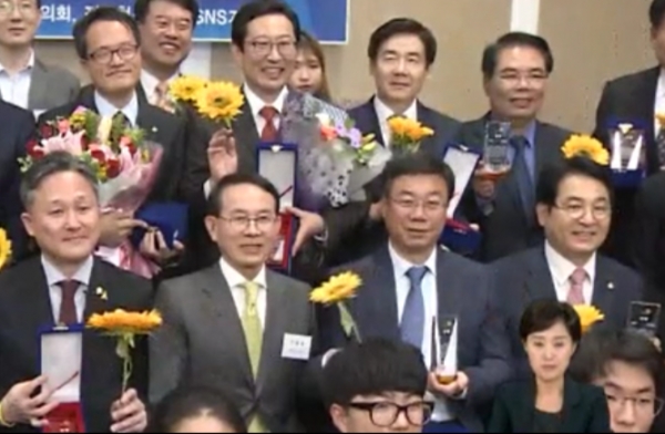 대한민국 국회의원 299명 중 297명이  선플운동에 참여중이다. 민병철 회장(앞줄 왼쪽에서 두번째)이 선플에 참여한 국회의원들과 자리를 함께한 모습.
