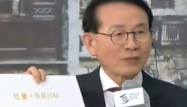 민병철 회장은 중국CCTV '대담'프로에 나가 항저우에서 무료 고기국수 식당을 하는 운영하는 사람에게 응원의 선플을 다는 운동을 벌이자고 즉석 제안을 하는 모습. 중국 전역의 호응을 받았다. 이 식당은 항저우 환경미화원들에게 무료로 국수를 제공하고 있다.