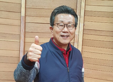 자신이 세운 계란 모양의 예배당 실내에서 포즈를 취한 송길원 하이패밀리 대표. 그는 가족 생태계 복원만이 저출산,실업,주택난 등 사회 문제점을 풀어내는 출발점이 될 것이라고 강조했다.