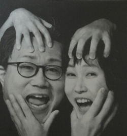 송길원 대표가 가족행복에 역점을 두게 된 배경은 자신에게 있었다. 결혼초기 이혼할 뻔했다. 그래서 가족생태계 혁신에 팔을 걷었다. 하이패밀리공동대표를 맡고 있는 부인 김향숙과 부부싸움 하는 장면을 코믹하게 연출한 사진이다.(중앙일보 권혁재 기자촬영)