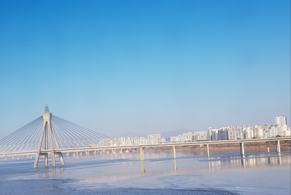 서울 올림픽대교 오른쪽 밑의 한강이 얼어붙었다. 다리 건너 펼쳐진 강남 아파트촌도 거래가 끊기면서 꽁꽁 얼었다. 공급확대와 징벌적 과세만이 정답인양 정부는 부동산 정책을 펴고 있지만 그 부작용을 우려하는 목소리도 적잖다.