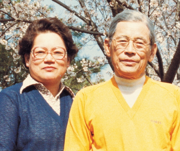 삼성그룹 이병철 창업주의 큰 딸이자 한솔을 창업한 이인희 고문이 생전의 이병철 회장과 안양골프장(지금은 안양베네스트)에서 기념촬영한 모습. 이 회장은 이인희 고문의 경영자질을 아꼈다고 한다.