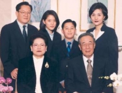 이인희 고문(아래 왼쪽)이 부군인 조운해 전 삼성강북병원이사장과 함께 조동길 한솔그룹 회장 일가족과 더불어 사진을 찍은 모습.