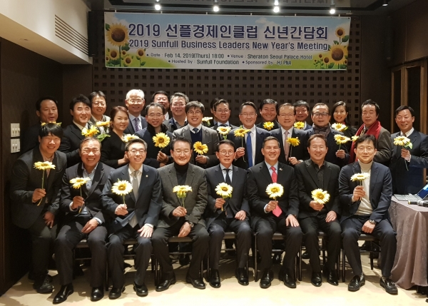 착하고 선한 댓글을 달아 밝고 건강한 사회를 만들어보자는 선플운동이 국내외로 확산되고 있다. 민병철 한양대 특임교수가 이끌고 있는 선플운동본부는 지난 14일 쉐라톤서울팔래스 호텔에서 열린 선플기업인 신념모임을 열었다. 이날 모임에는 정인재 뉴스엔지니러일 대표등 기업인 30명명을 비롯해 김현 대한변호사협회 회장, 라울 주한 필리핀대사, 한상대 전 검찰총장 등이 참석했다.