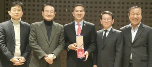 선플운동을 필리핀에 접목한 라울 주한 필리핀대사가 선플 공로상을 받고 기념촬영을 했다.(왼쪽부터) 정인재 뉴스엔지니어링 대표이사,변재일 더불어민주당 국회의원,라울 대사,민병철 선플운동본부 이사장,한상대 전 검찰총장.