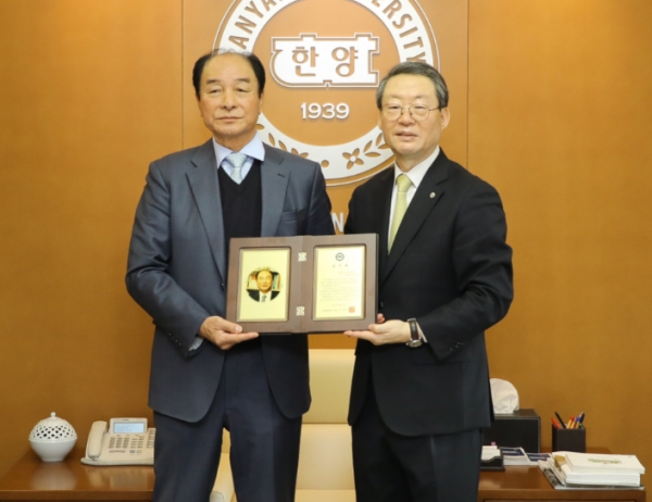 홍완기 HJC회장이 한양대학교 총장실에서 '건강한집 프로젝트' 연구자금을 쾌착한 후 이영무 한양대 총장으로부터 감사패를 받고 있다.