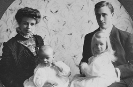 1908년 뉴욕 하이드 파크에서 찍은 엘리너와 프랭클린 루스벨트의 가족사진. (위키미디어))