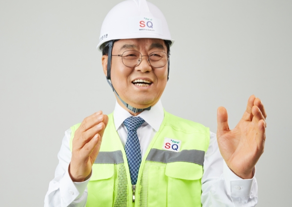 고갑수 회장은 평생 건설현장을 누볐다. 감사원의 공직에 있을때고 건설기술인 회원으로 등록해 현장과 교감했고 이후 SK건설 부사장, 삼보기술단 회장, SQ엔지니어링 회장으로 있으면서 지하철 철로, 터널,댐 공사 현장 등에서 안전진단의 첨병 역할을 했다.  그래서 그는 