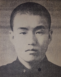 고갑수 회장이 전주고등학교에 다니던 시절의 사진. 그는 이 때 가세가 기울어져 급우와 담임 선생님의 도움으로 학업을 마칠수 있었다. 하지만 대학진학을 할 형편이 안되자 서울 이화여자대학교 인근의 레코드가게 점원으로 3년동안 일하며 향학열을 붙태웠다고 한다.