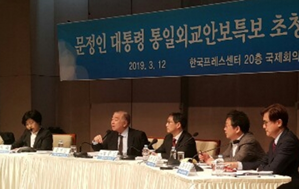 문제인 대통령 통일외교안보 특보(왼쪽에서 두번째)가 12일 서울 프레스센터에서 열린 관훈틀럼 초청 연사로 나서 북미간 하노이 정상회담결렬 배경과 향후 비핵화 회담과 관련한 전망등을 내놓았다.(김승희 이코노텔링 기자)