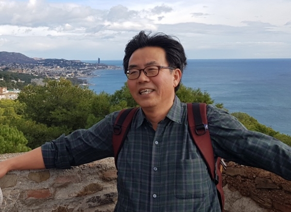 중국 구석구석을 기행한 필자 홍원선 교수는 경북고와 서울대를 졸업하고 중국 사회과학원에서 법학박사학위를 취득했다. 매일경제신문과 중앙일보에서 경제 기자로 활약했고 지금은 중앙대 등에서 강의를 하고 있다.