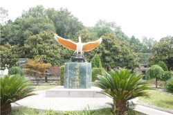 세계에서 이곳에만 서식한다는 진귀한 새인 주환의 조형물. 한국과 일본, 시베리아에서도 서식했으나 지난 20세기 완전 멸종했다고 기록하고 있다.