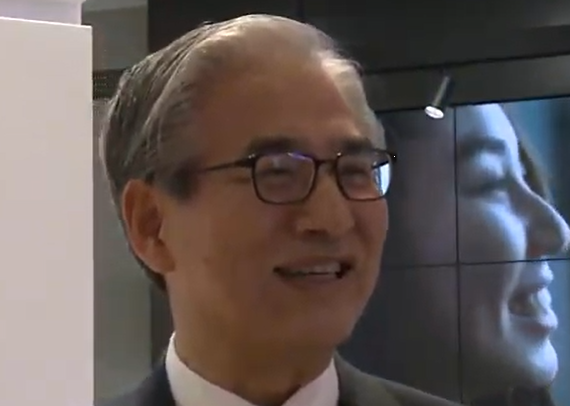 김효준 BMW 대표이사 회장이 대표이사직을 내놨다. 잇단 BMW차량 결함의혹이 터져 경영책임을 진다는 뜻에서 대표직에서 물러났다는 관측이 나온다. 그러나 김 회장은 회장직은 그대로 유지한다.