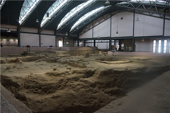 반파 유적지 발굴현장 모습. 약 1만제곱미터 정도를 발굴한 신석기시대 유적지인 반파유적지는 발굴 후에 벽과 지붕을 덮어 박물관으로 만들었다. 기후에 관계없이 발굴현장을 잘 보존하고 전천후로 참관도 가능하다.