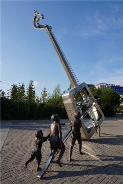 어얼두스 시내에 설치된 몽골전통악기인 거대한 마두금과 소년들의 동상 모습. 이곳이 바로 몽골족의 땅임을 강하게 말해주는 듯 하다.