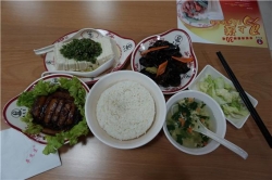 빠오토우에서 먹은 한끼 식단 모습. 좌상단의 한모 연두부에는 실파와 참기름 그리고 약간의 소금이 뿌려져 부드럽고 파와 기름이 어우러져 상큼하고 개운한 맛을 낸다. 우상단은 목이버섯 무침으로 보통의 한국인의 입맛에 잘 맞을 듯 하다. 여기엔 구수한 식초와 참기름 등이 어우러져 감칠맛을 낸다. 좌측의 돼지고기는 아이스크림처럼 부드럽고 적당한 염도로 아주 강하게 식욕을 자극하는 요리이다. 이밖에 김과 계란으로 만든 탕과 야채볶음으로 풍성한 한끼 식단이 꾸며졌다.