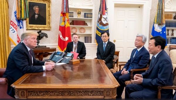 미국 트럼프 대통령이 백악관 집무실에서 신동빈 롯데그룹 회장(오른쪽)을 만나고 있다/ 트럼프 트윗터 사진