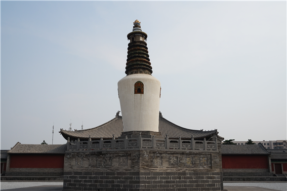 따퉁의 유일한 티벳불탑 모습. 따퉁 고성 바깥에 위치한 法華寺 내부에 있다. 이 티벳불탑 내에 법화경이 봉안되어 있어 사원의 이름이 이로부터 연원하였다고 한다. 이 불탑의 뒤에 위치한 장경각에는 하나의 큰 종이에 깨알같이 쓰여진 법화경 전문이 있다.