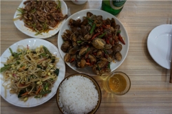 맵게 볶은 조개볶음과 소 천엽을 채썰어 무친 냉채 그리고 콩나물과 시금치, 면류를 함께 넣어 무친 냉채와 밥을 저녁으로 먹었다. 매콤한 조개볶음이 매운 음식에 익숙한 필자의 입맛에 꼭 맞았다.