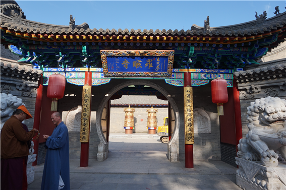 우타이산의 티벳불교사원 뤄호후쓰(羅喉寺)의 입구 모습. 편액엔 한어로도 티벳어인 장어로도 절 이름이 적혀있고 입구 안쪽 벽면에 티벳불교의 하나의 상징인 황금빛의 마니차 ( 經桶 ) 가 보인다.