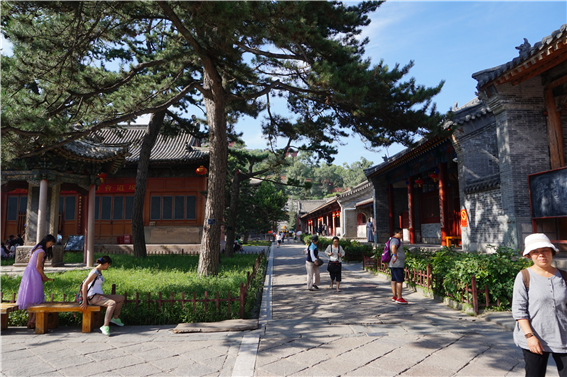 중국에서 2번째 오래 된 절인 센통쓰( 顯通寺)의 내부 모습. 중국 최초의 불교사원은 동한 초기 뤄양에서 세워진 바이마이쓰( 白馬寺 )이고 아주 짧은 시차를 두고 이곳 우타이산에 센통쓰가 지어졌다. 동한 초기 인도의 승려 두분이 중국에 건너왔고 한분은 바이마이쓰에 다른 한분이 이곳에서 절을 짓고 거주했다고 한다.