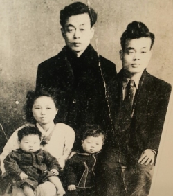 전태일이 부모님과 찍은 사진. 사진으로 보아 1950년 한국전쟁 직후의 모습으로 보인다. 오른쪽 아레 어린이가 전탸일이다. 아기를 무릎위에서 안고 있는 사람이 전태일의 어머님 이소선이다. 어머니는 아들이 분신자살하자 이후 노동인권 운동가 변신해 평생 근로자편에 섰다.(전테일기념관서 촬영)