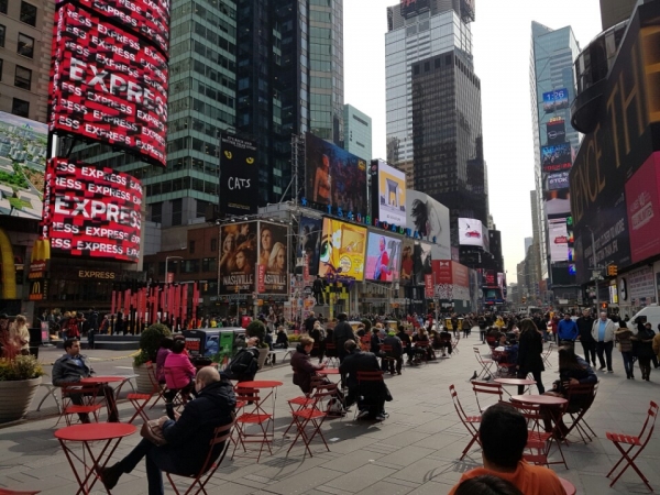 루돌프 줄리아니가 뉴욕 시장에 오르자 뉴욕은 하루가 다르게 변해갔다. 타임스퀘어 부근의 노천카페에서 한가롭게 차를 마시는 뉴욕시민들의 관경이 평화롭다.(뉴욕=곽용석 이코노텔링 기자)