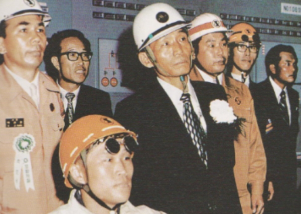 1973년 7월3일 오후 2시 포항제철은 포항1기 준공식을 했다. 이날 박정희 대통령(가운대)을 수행중인 오원철 전 경제수석(박대통령 오른쪽). 그는 박정희 대통령의 영문 일대기를 말년에 펴내는 등 평생을 박 대통령을 존경했다. 박 대통령 역시 오원철의 추진력과 세심한 일처리를 높이사며 그를 '나라의 보물'이란 뜻의 '오국보'(吳國寶)라 불렀다.(포스코 5년사 )