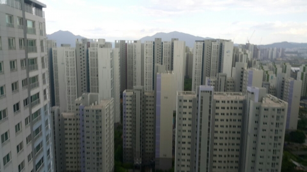 3기 신도시 발표이후 서울집값은 하락세를 전환했다가 9개월만에 꿈틀거리는 등 신도시발표로 집 값 안정을 꾀하려던 정부의 의지에 찬물을 끼얹었다. 사진은 한강과 강남이 가깝고 녹지공간이 넓은 곳에 지어진 아파트로 꼽히는 미사강변 아파트 모습/사진=이코노텔링 고윤희 기자