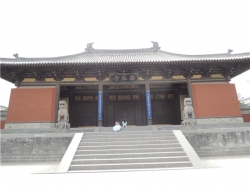 따퉁 화엄사의 산문.