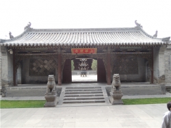 화엄사는 천년 이전 요왕조 시대 건축되었고 사찰의 이름도 불교경전에서 연원하지만 명조 중엽부터 절은 상화엄사와 하화엄사로 구분되었다가 다시 신중국이 건국된 후 화엄사로 통합되었다. 이전의 구분대로 상화엄사란 현판도 보인다.