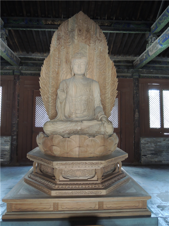 화엄사 내의 목불상.