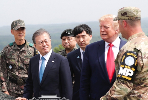 청와대가 트럼트 트윗계정에 올린 사진. 문재인 대통령(왼쪽)과 트럼프가 오올렛 초소에서 북녘땅을 바라보며 이야기를 나누는 모습. 청와대는