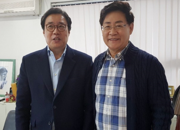 고후나비 이성환대표와 윤형주 가수가 함께 찍은 모습/고우나비 제공.