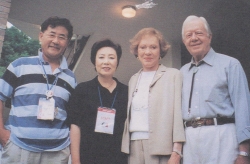윤형주 가수 부부가 2001년 국내에 온 카터 전 미국대통령 부부와 만났다. 윤형주는 카터 대통령이 주창한 사랑의 집짓기 운동인 해피타트의 국내 홍보위원장을 맡아 국내외 어려운 이웃들에게 많은 집을 지어주었다