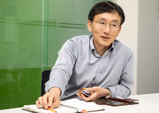 삼성전자 메모리사업부 김남승 전무가 국내에서 최초로 세계 3대 컴퓨터 구조 학회에서 운영하는 명예의 전당 모두에 이름을 올려 관심을 모으고 있다./삼성전자 뉴스룸