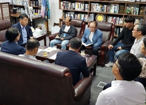 새우 구매 보이콧 논란이 일단락됐다. 농심과 어민 대표들은 30일 국회 김관영 국회의원실에 만나계속 서해 새우를 구매키로 합의했다/ 김관영 의원실