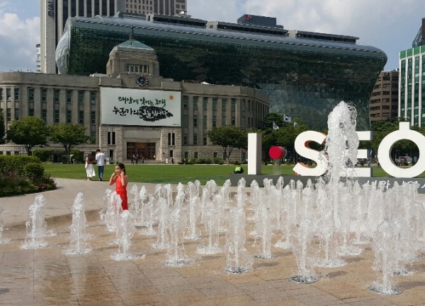 연일 폭염이 계속되고 있다. 한 어린이가 서울시청 앞 광장의 분수에서 더위를 식히고 있다. 최근 한반도에 폭염과 혹한이 번갈아 일어나면서 날씨가 제품 판매에 주요한 변수로 떠올랐다. 이와 관련한 기상산업은 계속 성장중이다/ 사진=김승희 이코노텔링 기자