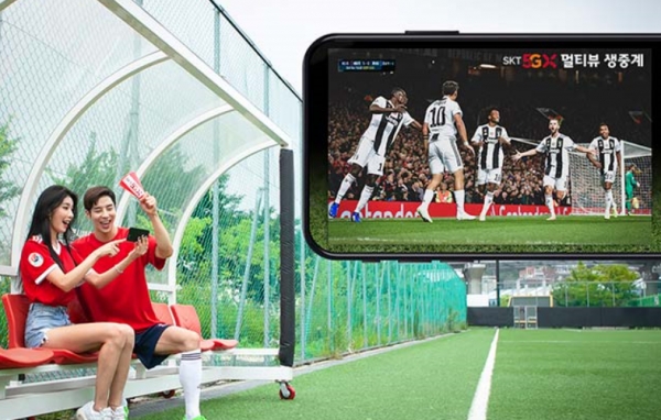 SK텔레콤은 지난달 서울 상암월드컵경기장에서 열리는 팀K리그와 유벤투스FC의 축구 친선경기를 모바일 OTT서비스인 옥수수(oksusu) 5GX관에서 멀티뷰 독점 무료 생중계했디. 사진은 SK텔레콤의 옥수수(oksusu) 5GX관의 스포츠 멀티뷰 서비스를 시연하는 한 스포츠팬의 모습/사진= SK텔레콤