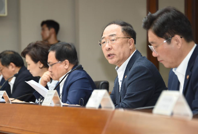 홍남기 부총리는 21일 경제활력대책회의 겸 혁신성장전략회의를 주재하고 '혁신성장 확산과 속화를 위한 2020 전략투자방향을 확정했다/사진=기획재경부 제공