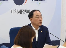 홍남기 총리의 기자간담회 장면/사진=기획재정부