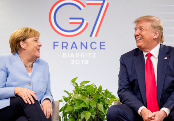 프랑스 G7회의에 참석중인 트럼프 미국대통령이 메르켈 독일 총리와 환담하고 있다.사진=트럼프 트위터.