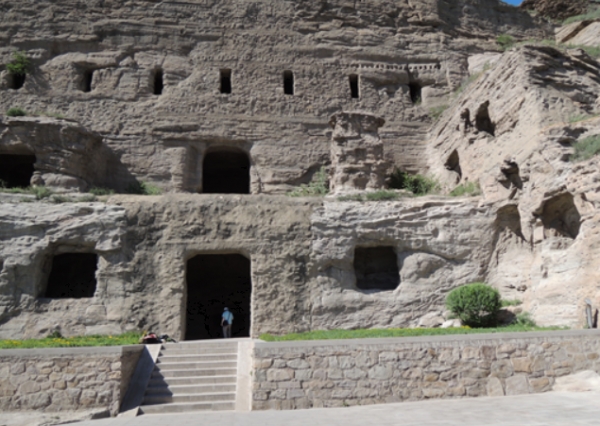 원깡석굴은 크게 보면 45개다. 조그맣게 바위를 캐내고 만든 감실 252개 그리고 석조 불상 등 조상이 51,000여개에 이르는 중국에서 규모가 가장 큰 고대 석굴군이다.