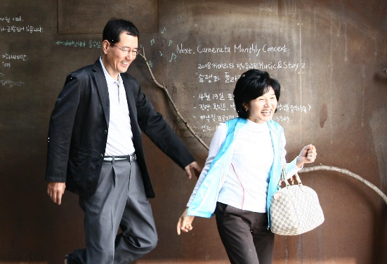 한국 벤처기업의 대부 이민화 카이스트 교수가 갑자기 유명을 달리했다. 그는 얼머전에 부인과 오붓한 나들이를 하는 사진을 올리는 등 페이스북에 '이민화의 에세이'을 꾸준히 올렸다/ 이민화 페이스북 사진
