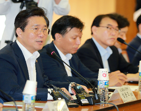 성윤모 산업통상자원부 장관(왼쪽) 6일 오전 삼성동 무역협회 대회의실에서 김영주 무역협회장을 비롯해 주요 경제부처 차관급,주요 산업 단체장과 민관합동 수출 확대 방안을 논의했다. 사진= 산업통상자원부.